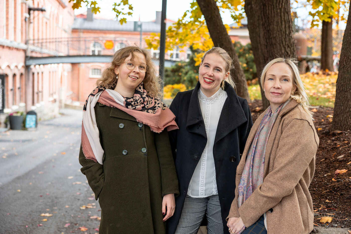 Asianajotoimisto Tammer-Juristit Oy:n juristit ulkona syksyisessä Tampereessa